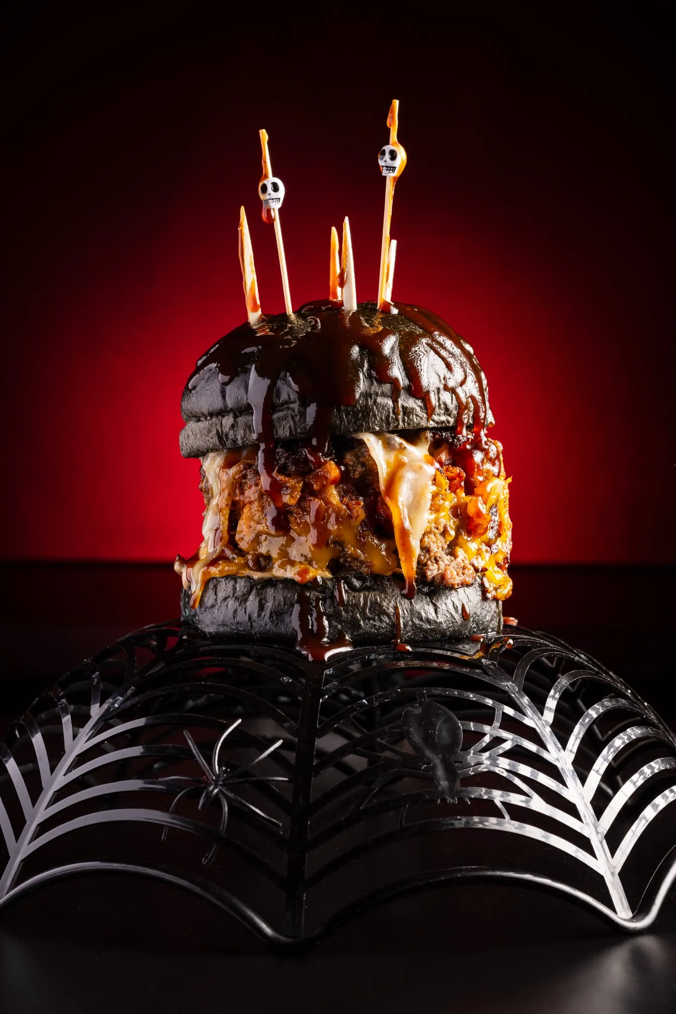 VUDÚ, la hamburguesa del mes de octubre en JR BURGER: pan negro bañado en salsa BBQ con palillos de calavera